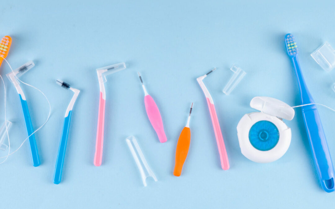 Fil dentaire ou brossettes interdentaires : le guide complet de votre clinique dentaire